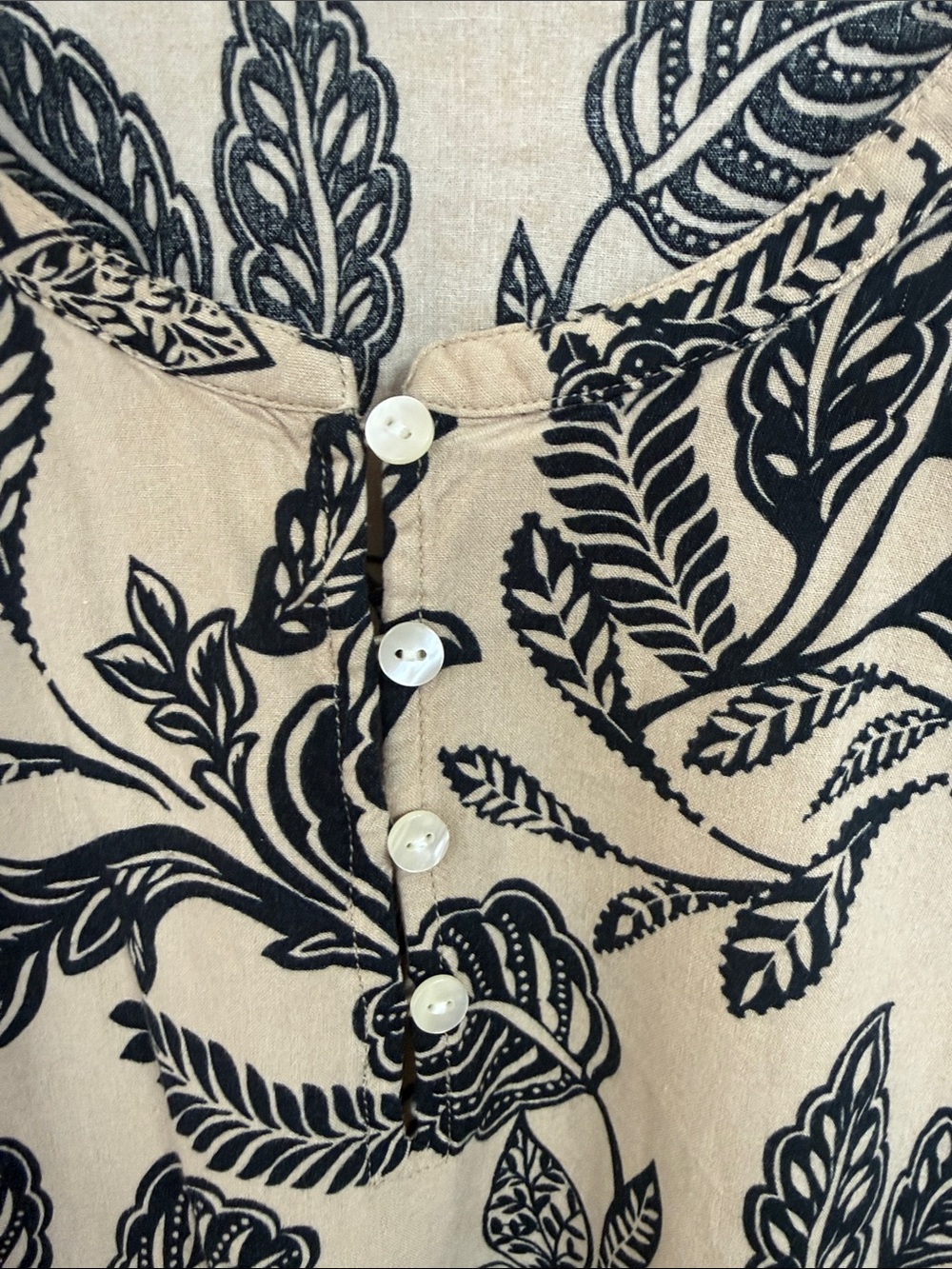 Ann Taylor Factory Black and Tan Floral Long-Sleeve Henley Shirt XL - Picture 2 of 5